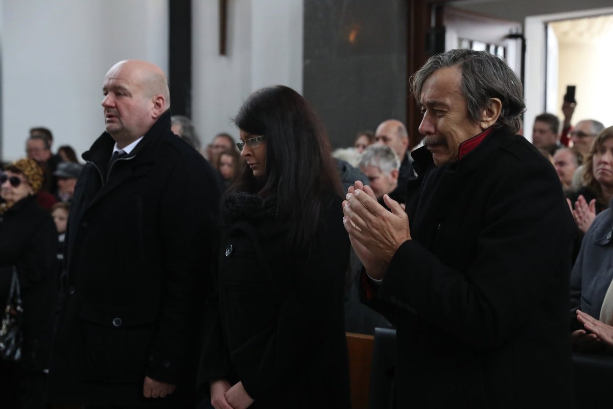 Celá obřadní síň vyprovodila herce posledním potleskem vestoje.