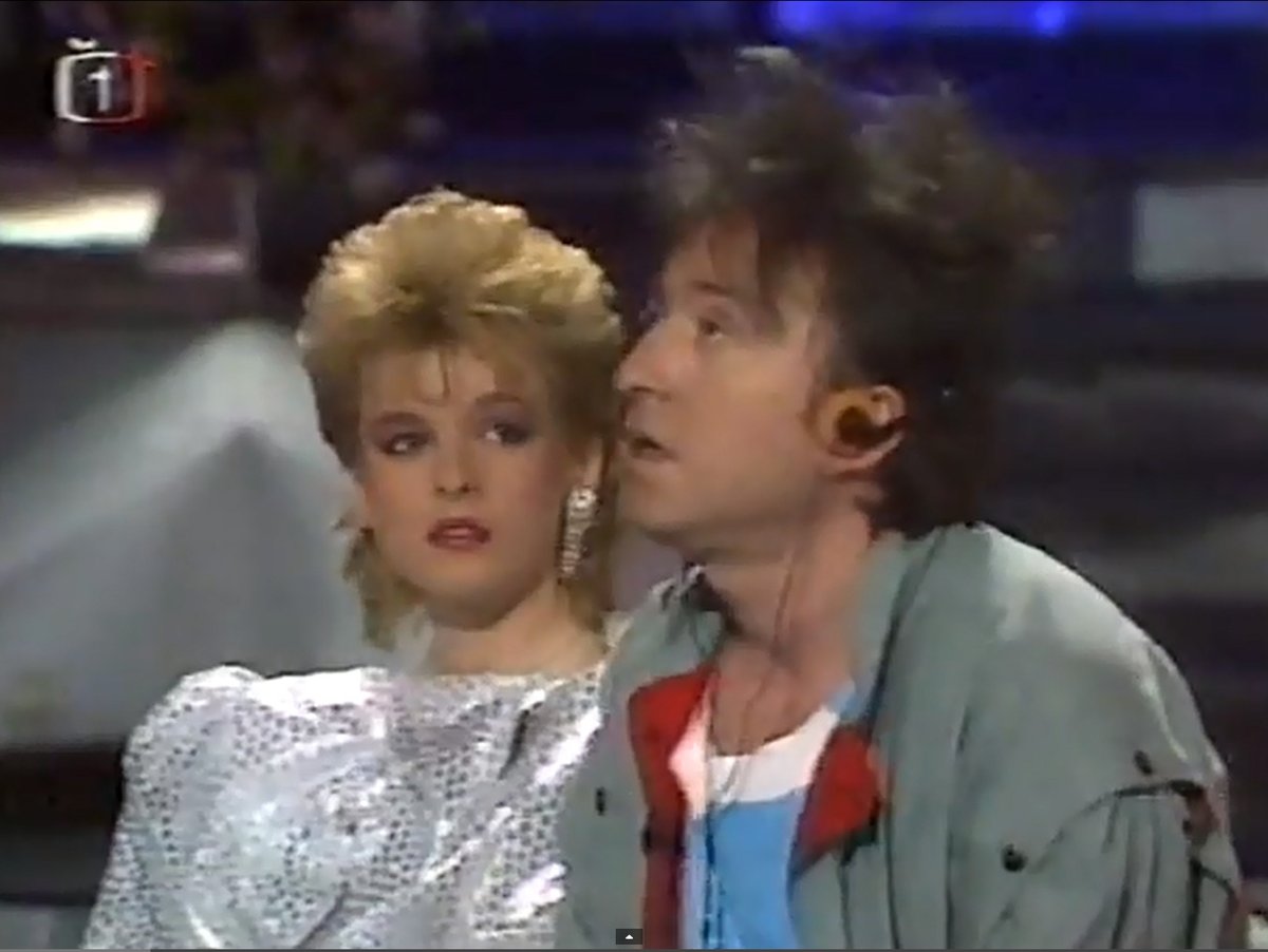 Iveta s Jiřím Lábusem v legendární scénce, kde hrála jeho dívku. (Možná přijde i kouzelník, 1982)