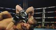 Redaktor deníku Sport František Prachař škrtí svého soupeře v zápase MMA