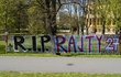 Před stadiónem ve Štruncových je obří nápis „R. I. P. Rajty“.