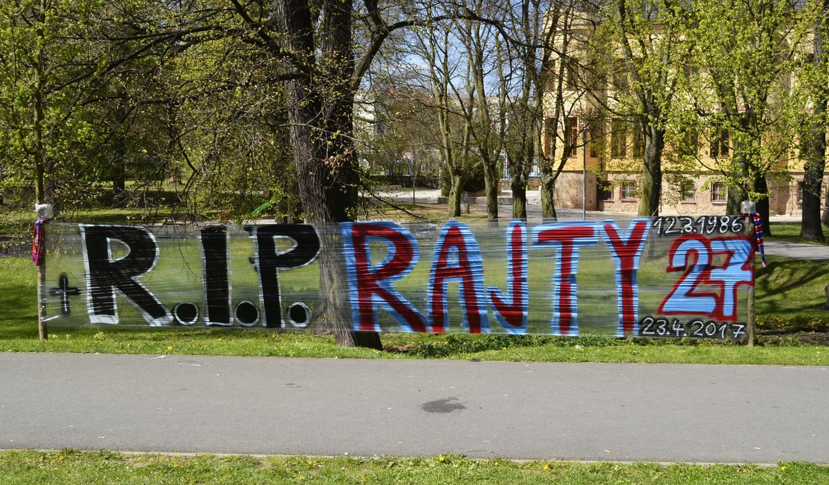 Před stadiónem ve Štruncových je obří nápis „R. I. P. Rajty“.