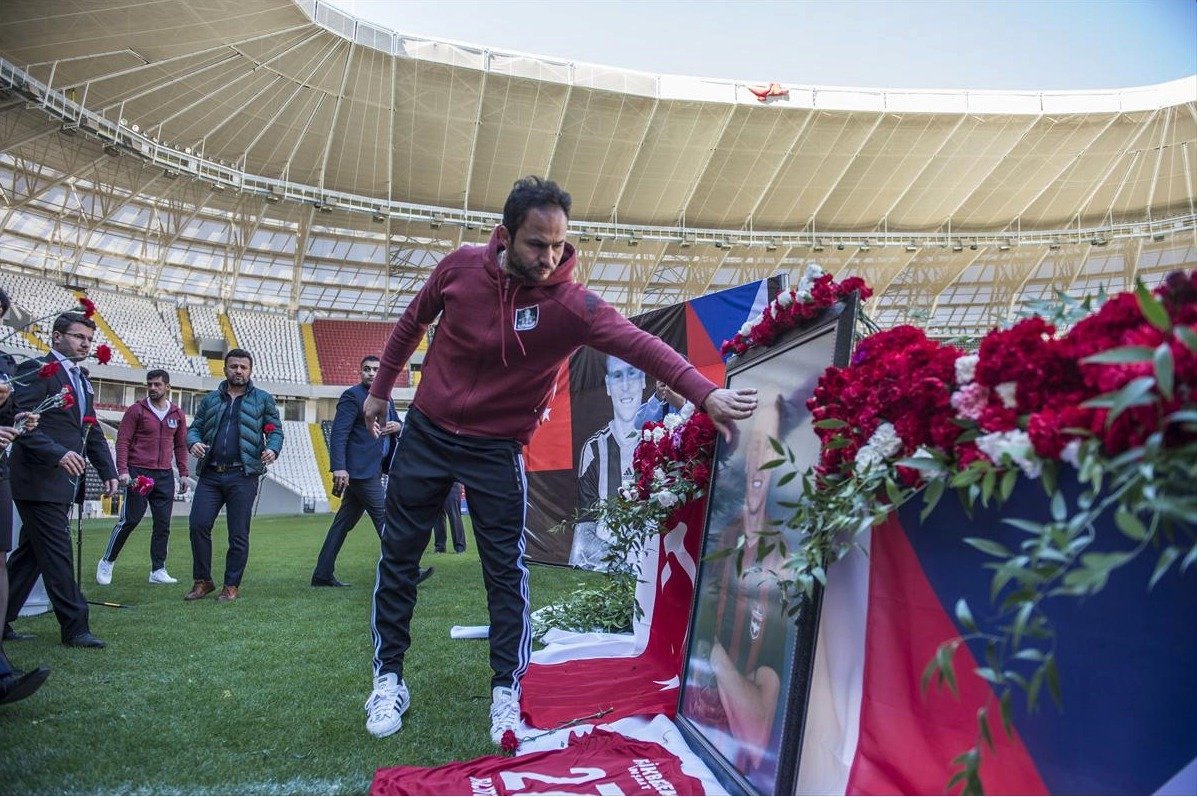 Fanoušků přišlo na obří stadion zoufale málo.