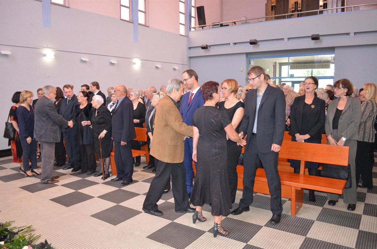 Kondolence na pohřbu Františka Řeháka kvůli velkému počtu smutečního hostů nebraly konce.