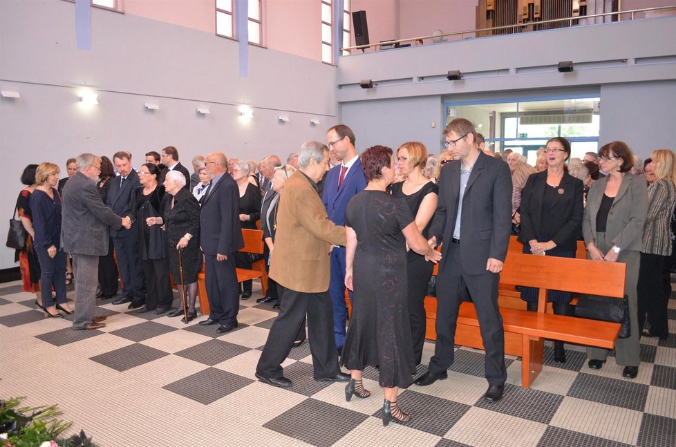 Kondolence na pohřbu Františka Řeháka kvůli velkému počtu smutečních hostů nebraly konce.