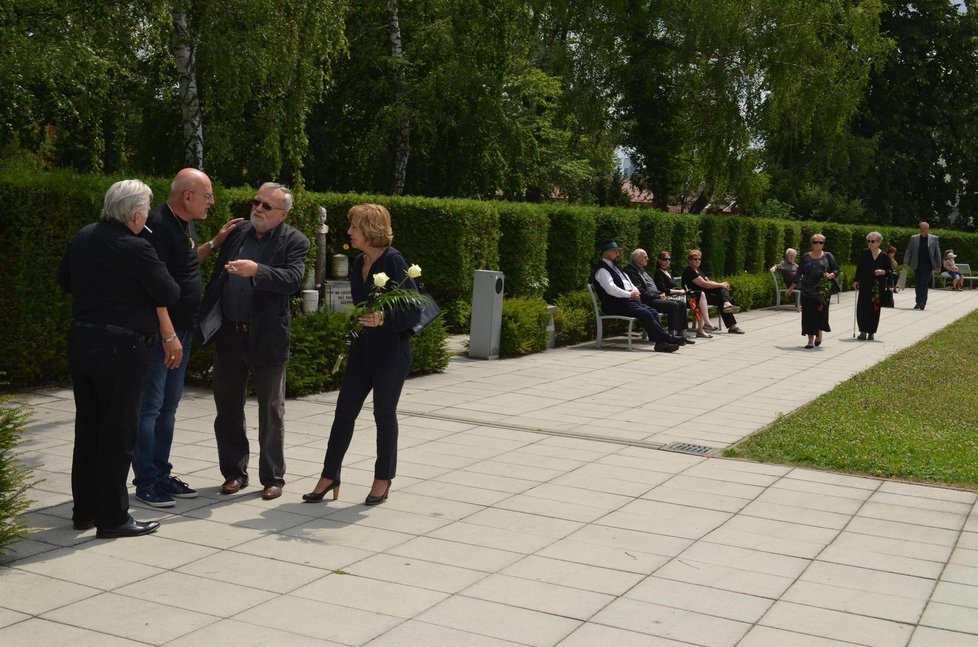 Smuteční hosté se scházeli před olomouckou obřadní síní desítky minut před obřadem.