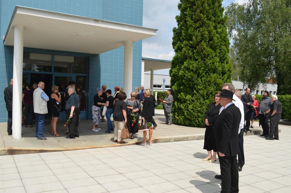 Smuteční hosté se scházeli před olomouckou obřadní síní desítky minut před obřadem.