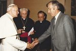 František Reichel u papeže Jana Pavla II. na archivním snímku Paměti národa