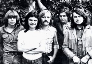 1973 - Ringo (zcela vpravo) se svou kapelou, pro kterou právě zlanařil Jiřího Schelingera (vlevo).