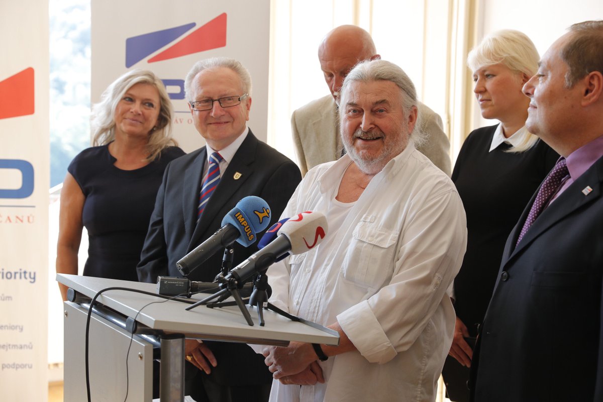Pozici prý přijal po telefonátu Miloše Zemana, čestného předsedy strany.
