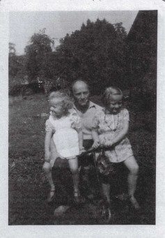 František Schnurmacher s dcerami.