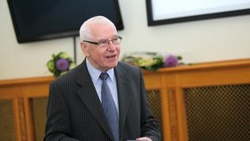 Na snímku prof. František Sehnal při převzetí medaile Gregora J. Mendela za zásluhy v biologických vědách v roce 2013.