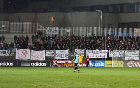 Ochozy žižkovského stadionu byly plné transparentů. Drtivá většina byla »věnována« novému trenérovi Slavie.