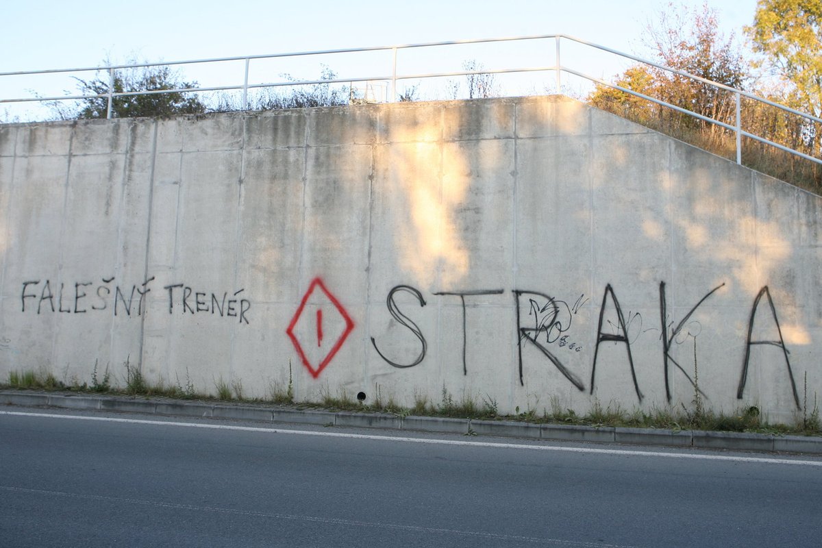 Nenávist fanoušků Slavie k exsparťanskému trenérovi Františku Strakovi dostoupila vrcholu.