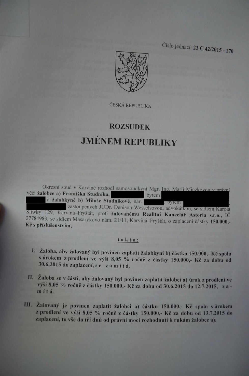 František Studník z Dolní Lutyně je rád, že se ho Blesk v kauze zastal. V ruce má rozsudek, který mu zajistil vrácení kauce zaplacené realitce.