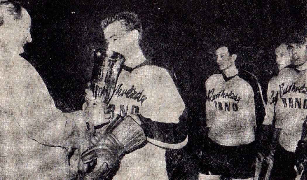František Vaněk přebírá trofej (rok 1950, archivní foto)