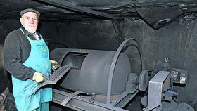 V kulovém mlýně se mele dřevěné uhlí a kadidlo, základ směsi pro výrobu františků