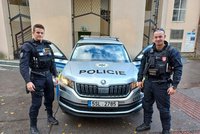 Muž z Chyňavy se pobodal kvůli účtu za energie: Život mu zachránili policisté František a Rosťa