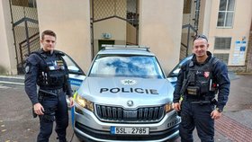 Muž z Chyňavy se pobodal kvůli účtu za energie: Život mu zachránili policisté František a Rosťa 