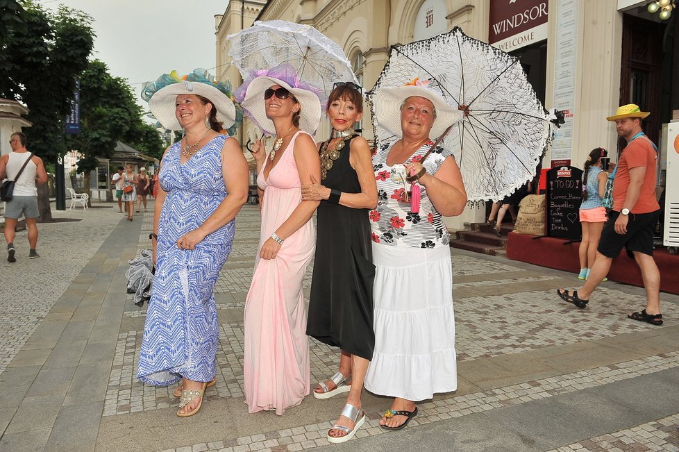 Františka byla nadšená, že se konečně někdo hodil lázeňsky do gala.