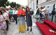 Františka Čížková na kolonádě se Simonou Krainovou v šatech od návrhářky Alberty Ferretti.