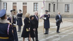 Prezident s rodinou při cestě na inauguraci