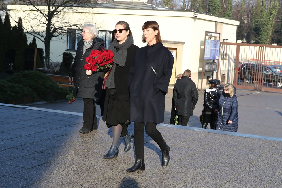 Manželka Jiřího Bartošky Andrea na pohřbu Františky Čížkové.