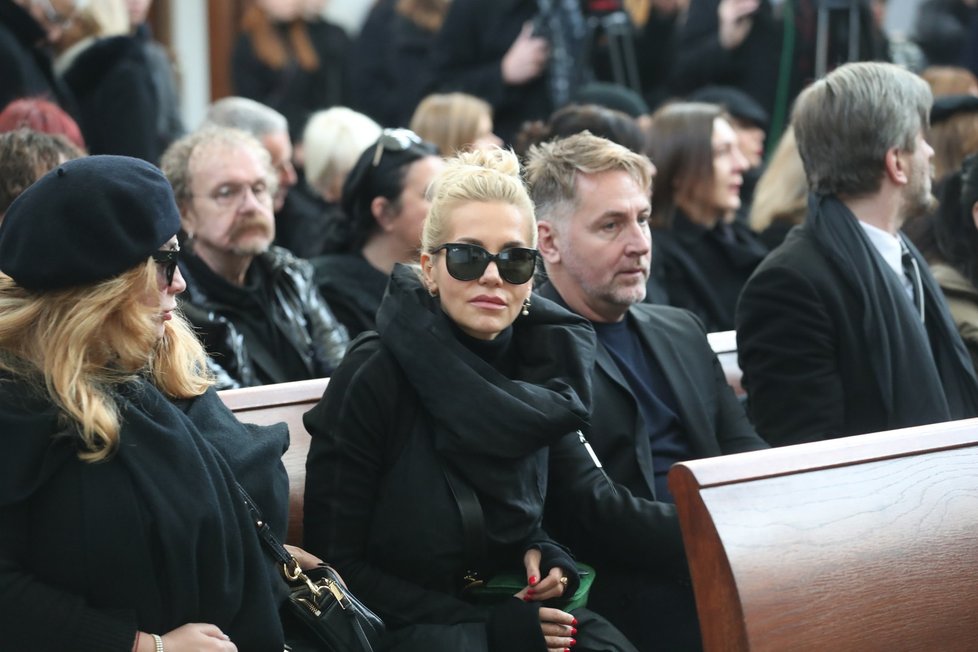 Dara Rolins a Rola Brzobohatá na pohřbu Františky Čížkové