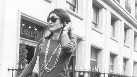 Jackie Kennedy - Nejen její manžel, americký prezident John Kennedy, ale i ona se stala s ním souměřitelnou legendou, k níž vzhlížel celý svět. Dodnes je symbolem elegance, francouzského šarmu, módní ikonou své doby, jež je i v současnosti prvním dámám vzorem.
