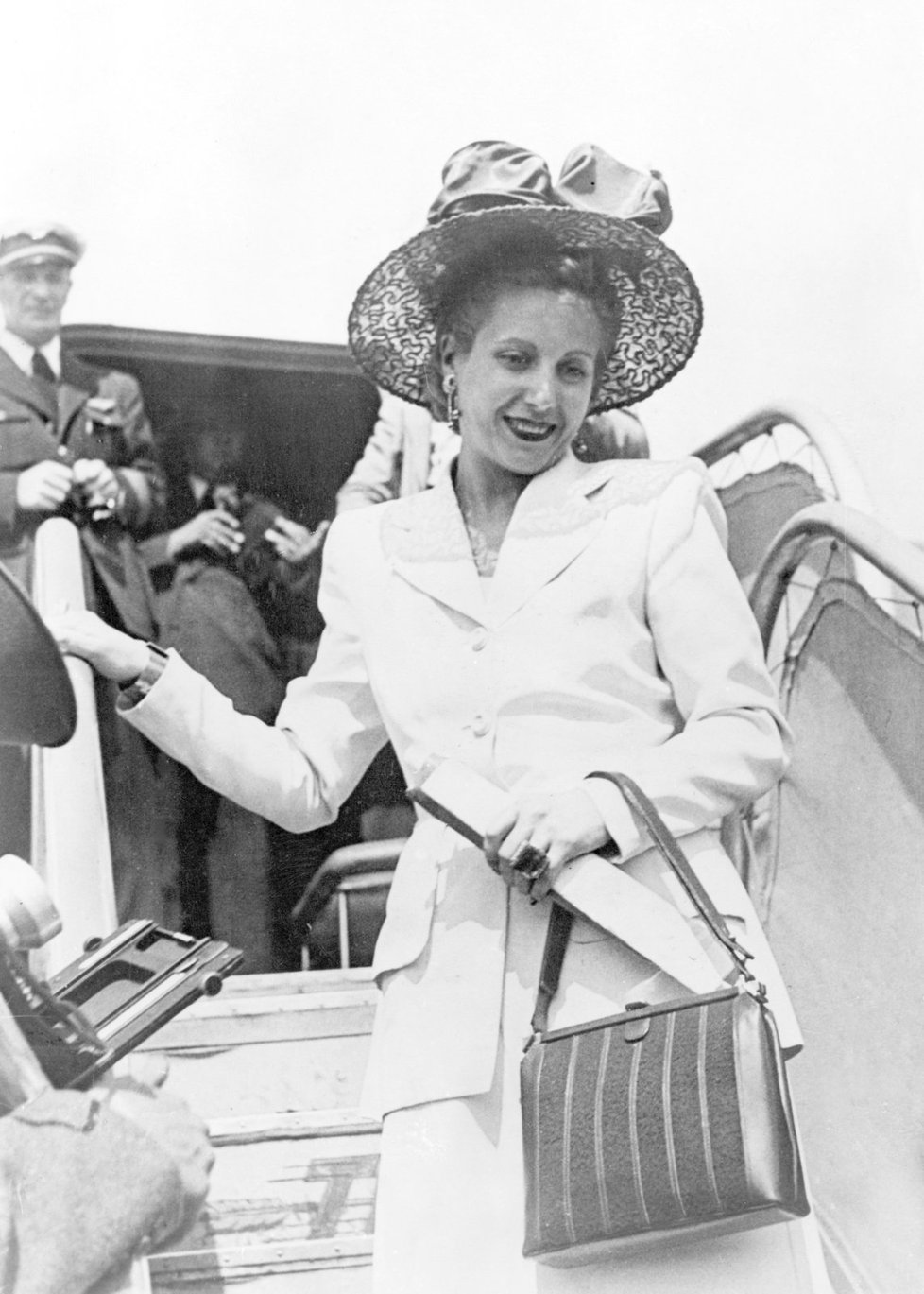 Eva Perón zvaná Evita -  Herečka a politická aktivista, jedno z pěti nemanželských dětí chudé ženy z předměstí, zemřela vinou rakoviny na počátku padesátých let v pouhých třiatřiceti letech. Byla krásná, podle světových trendů oblékaná žena, jež se díky své veřejné oblibě stala pro popularitu argentinského prezidenta Juana Dominga Peróna zcela klíčovou.