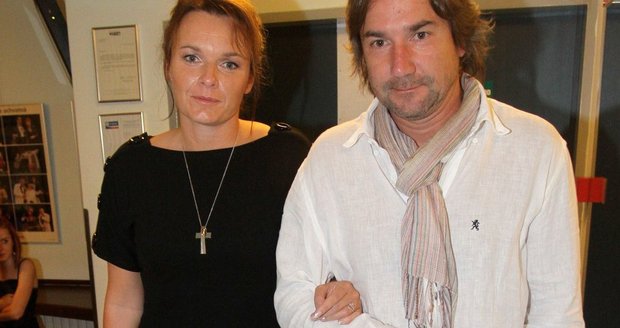 Hrají spolu, žijí spolu a společný mají i nedostatek smyslu pro podstatný detail, jenž outfit povyšuje nebo posílá do pekel. Nic proti lněné košili s nepochopitelně rozepnutými manžetami spuštěných rukávů, ani proti etno šále, kalhotám. Ale mnohé proti nemožným botám! Výraznými knoflíky zdobené Bářiny šaty se zase perou se závěsem s monstrózním křížem. A kombinace zipy plus prošíváním opatřené kabely se saténovými, květinou ozdobenými střevíčky je akt totální bezprizornosti.
