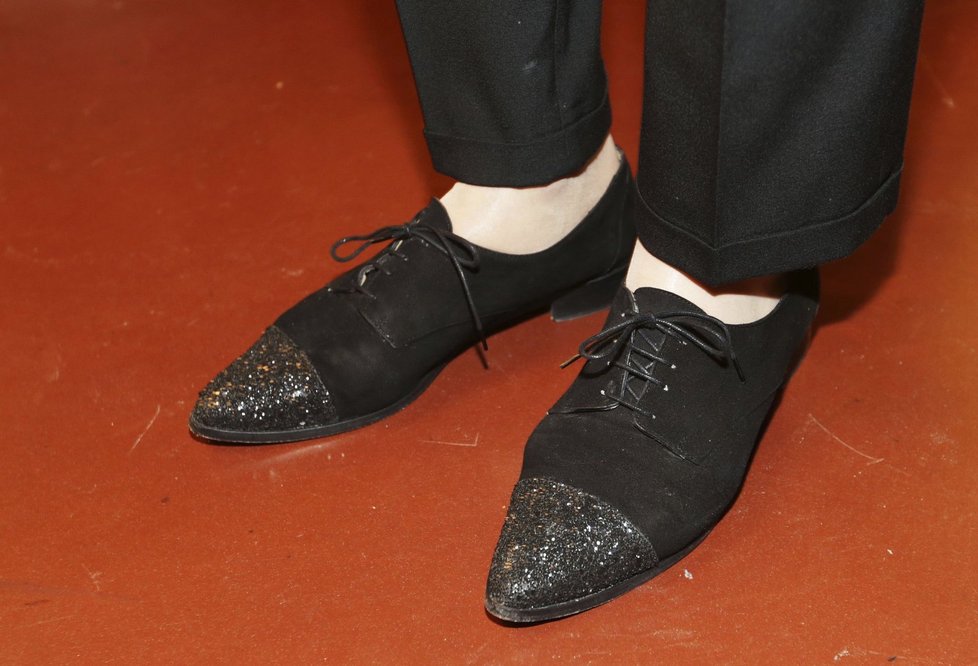 Polobotky pánský styl dotahují a mohou být zajímavým prvkem společenského outfitu. Měly by se obout na bosou nohu, každopádně černé silonky jsou tabu.