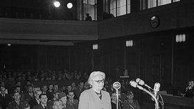 Obžalovaná Františka Zeminová před Státním soudem v první den procesu