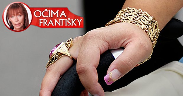 Proč se ženy ozbrojují prsteny? Modní policistka Františka Čížková se na to snaží odpovědět.