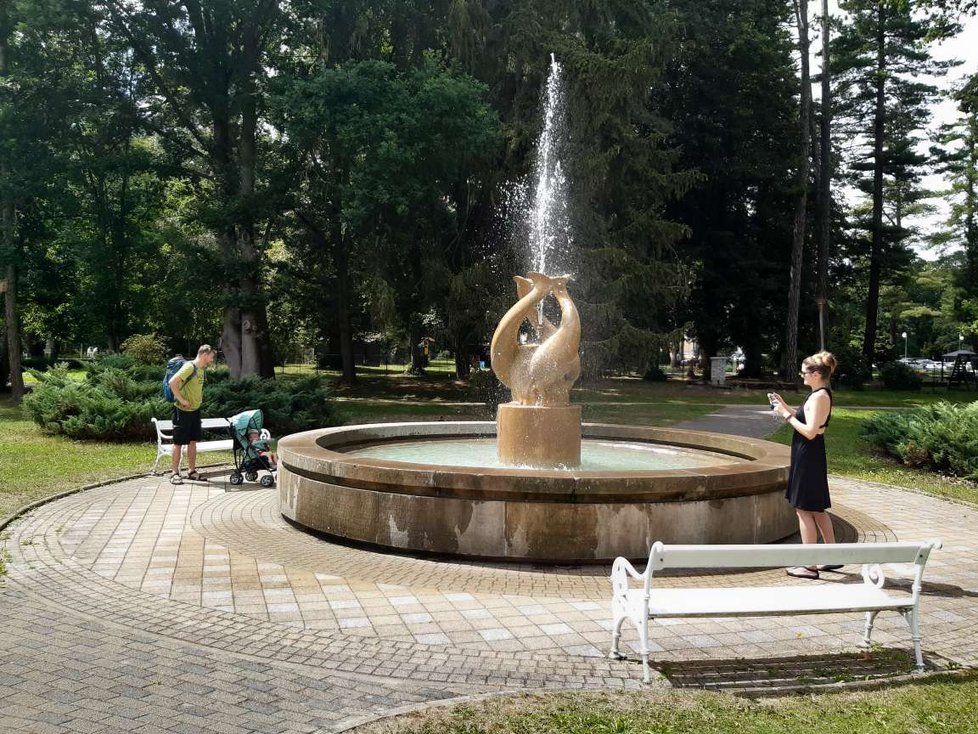 Ve Františkových Lázních se lidé na kolonádě ochlazují ve fontáně