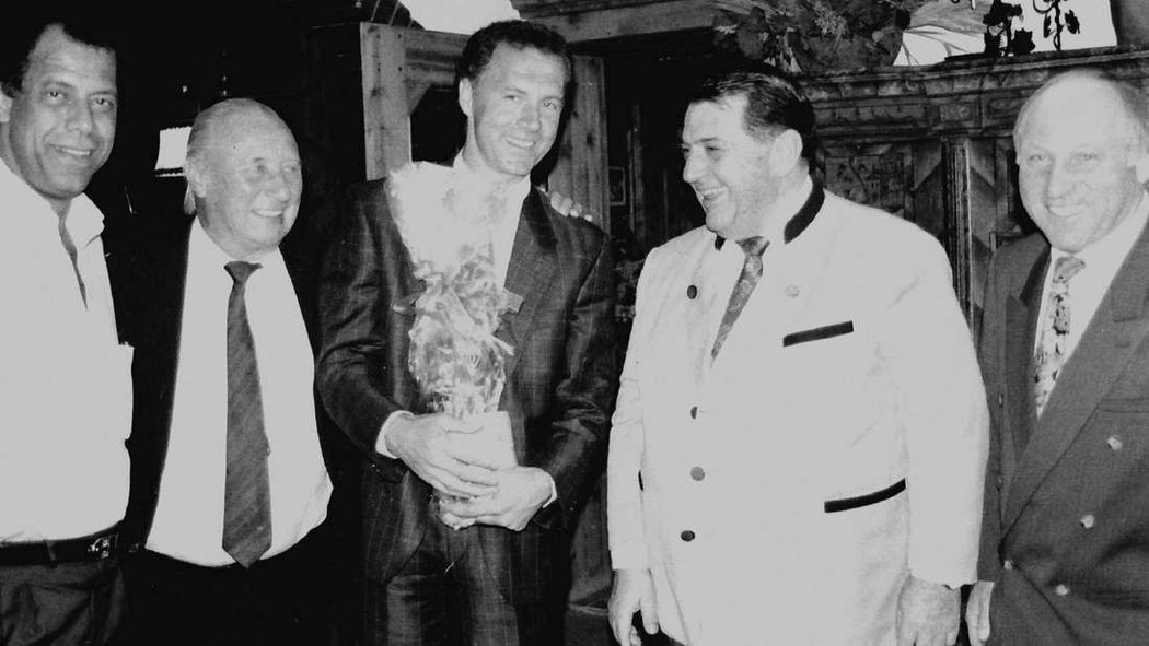 Houdek (vlevo) s Beckenbauerem na oslavě 44. narozenin Beckenbauera v září 1989.