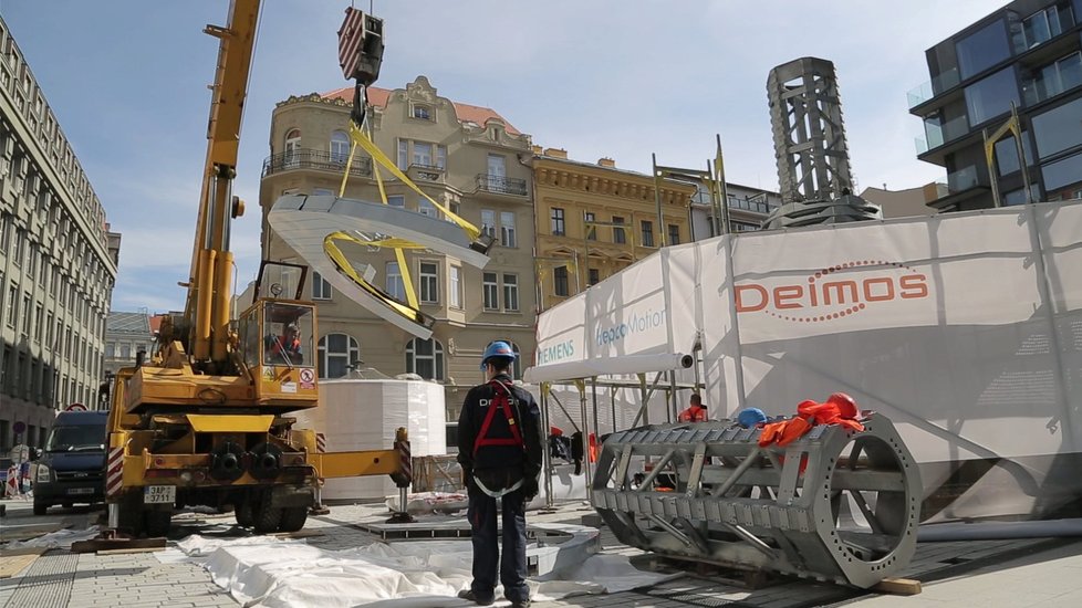 Socha Franze Kafky od Davida Černého u obchodního centra Quadrio, kterou instalovala strojírensko-technologická společnost Deimos.