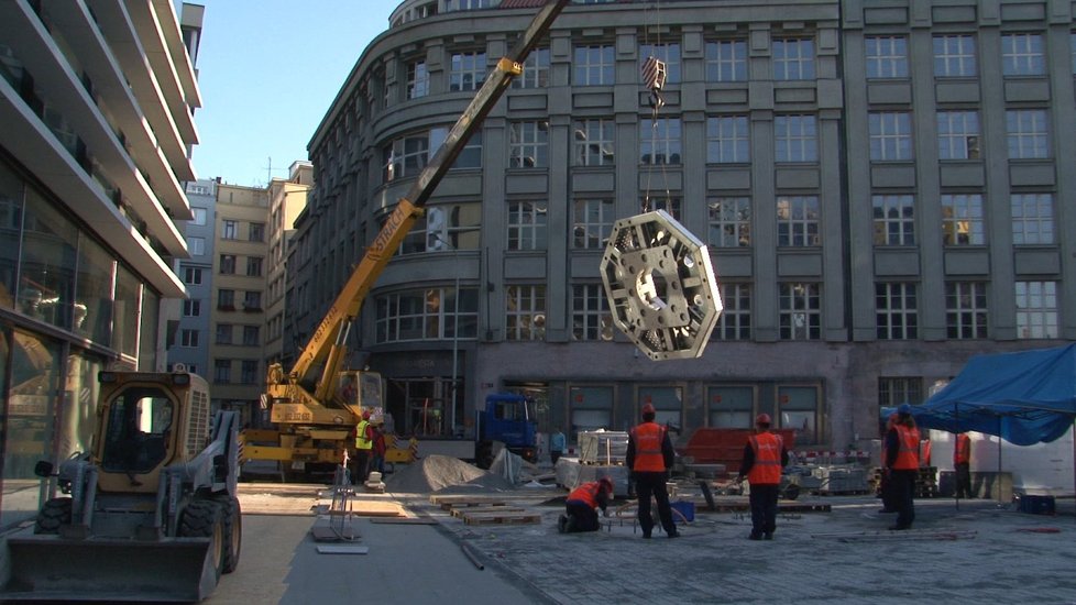 Socha Franze Kafky od Davida Černého u obchodního centra Quadrio, kterou instalovala strojírensko-technologická společnost Deimos.