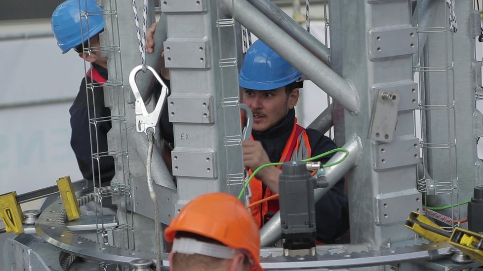 Socha Franze Kafky od Davida Černého u obchodního centra Quadrio, kterou instalovala strojírensko-technologická společnost Deimos.