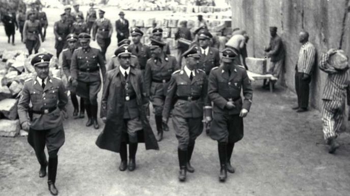 Himmler na návštěvě v koncentračním táboře Mauthausen. Kutschera v dlouhém plášti