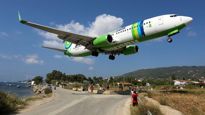 Fraport bude provozovat i letiště na ostrově Skiathos, známé pro nízké přelety letadel nad přístavem