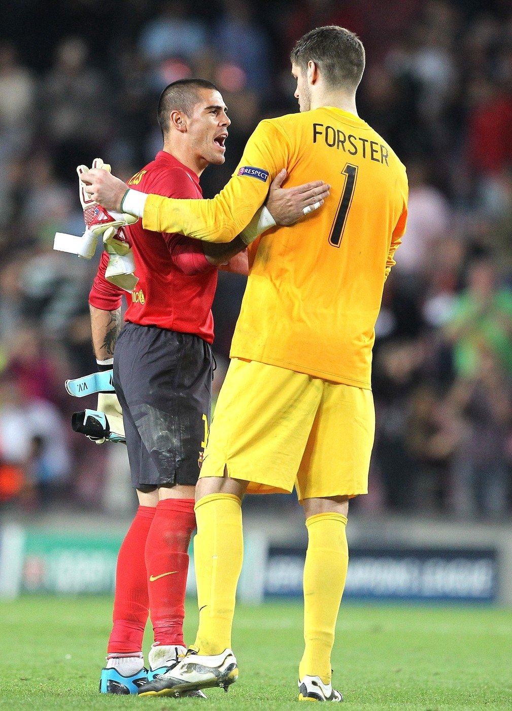 Fraser Forster se zdraví s Victorem Valdésem po utkání Ligy mistrů. Nahradí ho v Barceloně?