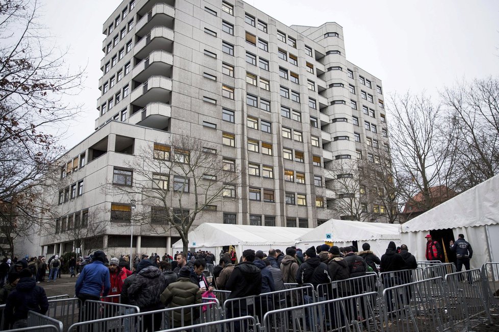 Loni dorazil do Německa přes milion imigrantů, Berlín ubytovává uprchlíky, kde se dá.