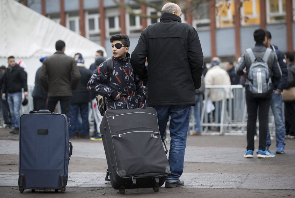 Loni dorazil do Německa přes milion imigrantů, Berlín ubytovává uprchlíky, kde se dá.