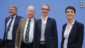 Frauke Petryová (vpravo) odešla z tiskovky své AfD předčasně. Vedle ní stojí lídryně Alice Weidelová