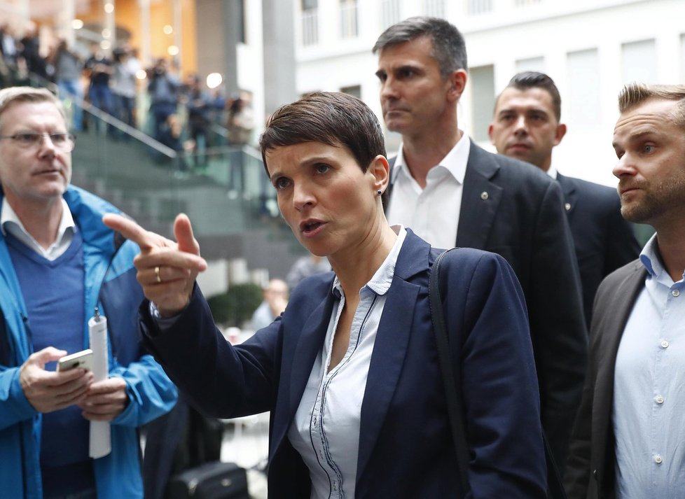Frauke Petryová odešla z tiskovky své AfD předčasně.