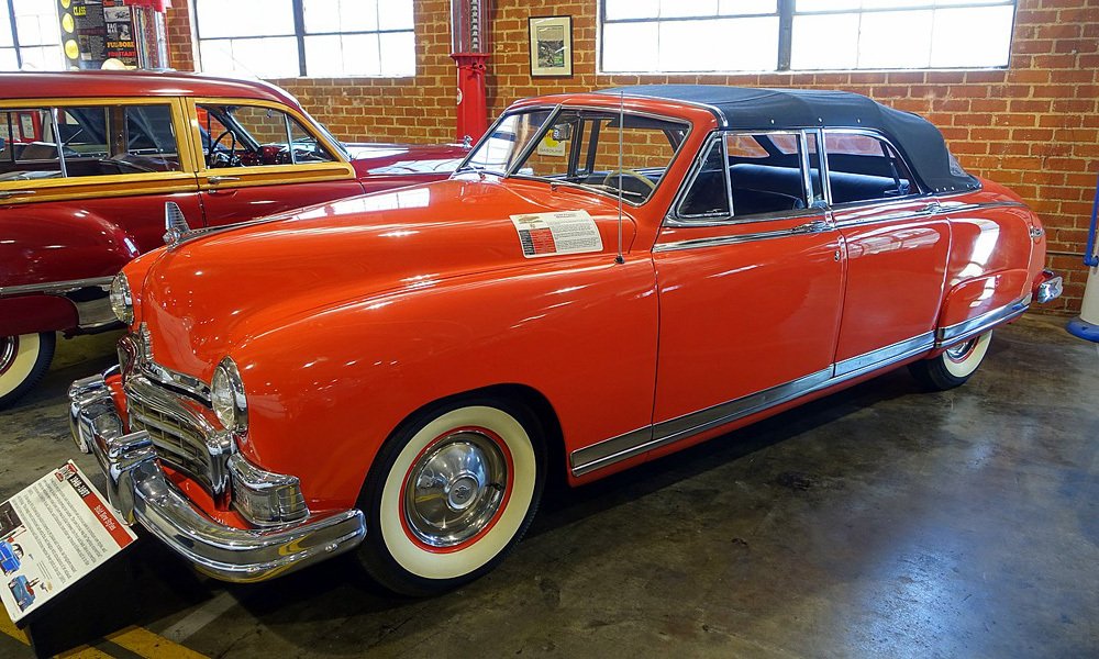 Novinkou modelového roku 1949 byl čtyřdveřový kabriolet s pevnými rámy bočních oken.