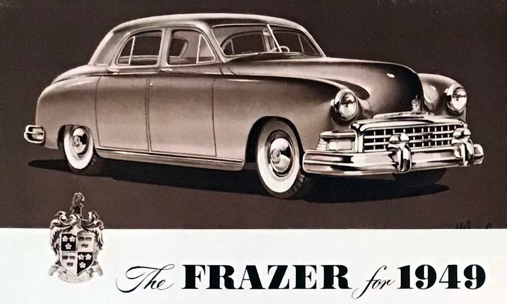 Sedan Frazer Manhattan z roku 1949 měl masivní chromované nárazníky a velkým erbem na kapotě.