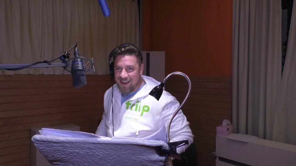 Michal Holán během dabování animovaného filmu Frčíme.