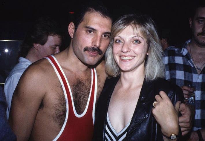 Mary Austin už si nepřeje, aby před dům Freddieho Mercuryho někdo nosil květiny a dopisy