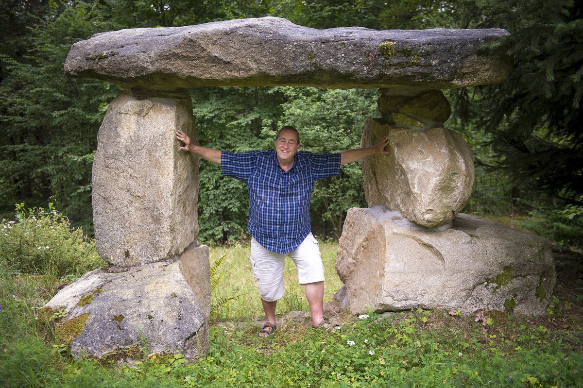 Freestone si na chalupě užíval malý Stonehenge